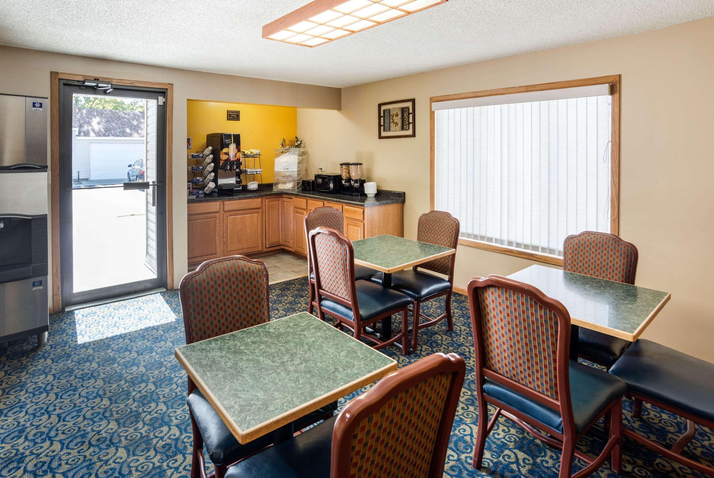 Rodeway Inn & Suites Austin Exterior photo